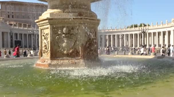 聖ペテルス広場の噴水はイタリア、ローマを閉じます。セントピーターズスクエア噴水スローモーション. — ストック動画