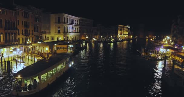 Loď se plaví podél Grand Canal v Benátkách v noci, noční záběr na Grand Canal, Benátky, Itálie — Stock video