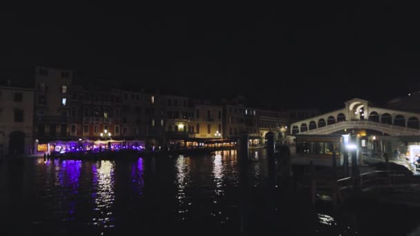 Rialto-Brücke bei Nacht, Venedig, Italien. Nachtaufnahme des venezianischen Kanals, Rialto-Brücke über den Canal Grande — Stockvideo