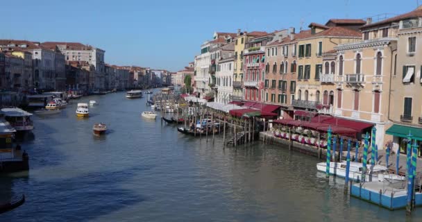 Venetië, het Canal Grande. Boten varen op het Grand Canal, gondels in het Grand Canal — Stockvideo