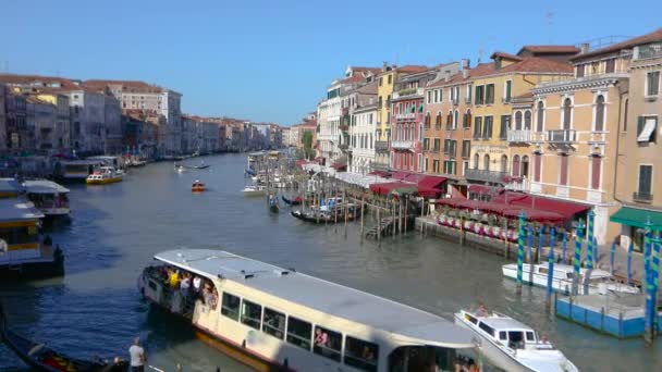 Venetië, het Canal Grande. Boten varen op het Grand Canal, gondels in het Grand Canal — Stockvideo