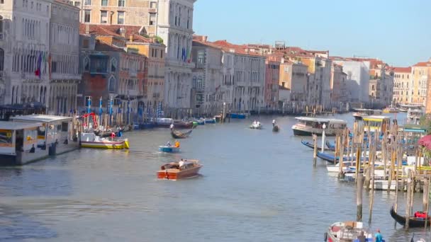 Sjötrafik i Canal Grande, Venedig, Italien. Båtar i Canal Grande, Venedig — Stockvideo