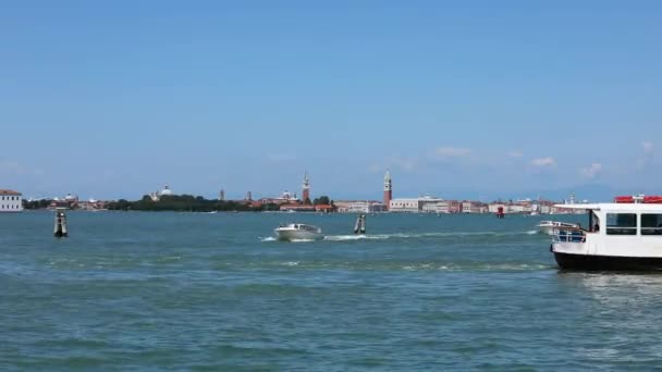 Πολλές βάρκες στο κανάλι της Βενετίας, Campanile di San Marco και Palazzo Ducale στο παρασκήνιο — Αρχείο Βίντεο