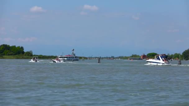 Muitos barcos em Veneza. Tráfico de água em Veneza — Vídeo de Stock