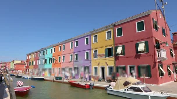Isla de Burano, la gente camina por las calles del canal de la isla de Burano. Venecia, Italia. — Vídeo de stock