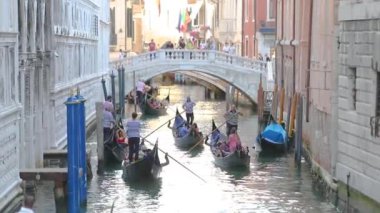 Gondolcular İtalya, Venedik köprüsünün altında yüzerler. Venedik Köprüsü. Romantik iç çekiş köprüsü