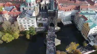 Turistler Prag 'daki Charles Köprüsü boyunca yürür, yukarıdan panoramik manzara, Vltava Nehri, Prag Charles Köprüsü üzerinden uçuş, 20 Ekim 2017