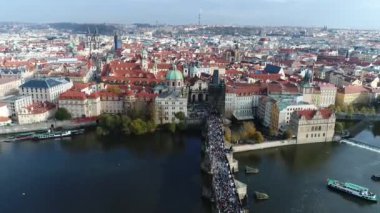 Charles Köprüsü 'nün panoramik hava manzarası, şehrin havası, Prag şehir manzarası, Vltava Nehri, Charles Köprüsü, Prag