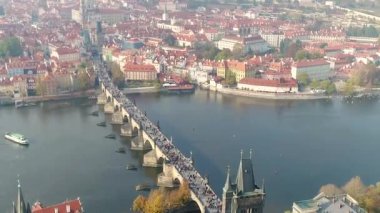 Eski Şehir Köprüsü Kule Hava Görüntüsü. Havadaki Charles köprüsü, turistler köprümde yürüyor.