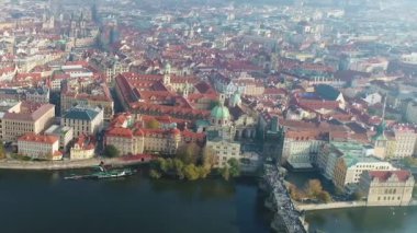 Prag 'ın panoramik manzarası yukarıdan. Prag hava görüntüsü