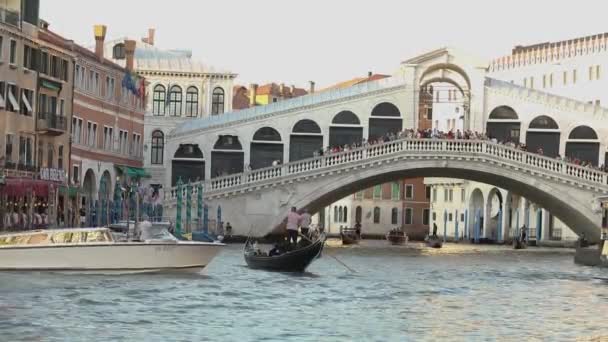 Rialtobrug over het Canal Grande, Venezia, Italië. Venetiaans kanaal, vele boten in het Grand Canal, boot onder de Rialtobrug — Stockvideo