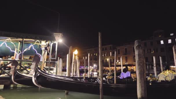 Vertäut Gondeln im Canal Grande in der Nähe der Rialto-Brücke in der Nacht, mehrere Gondeln hintereinander im Canal Grande. Großer Nachtkanal — Stockvideo