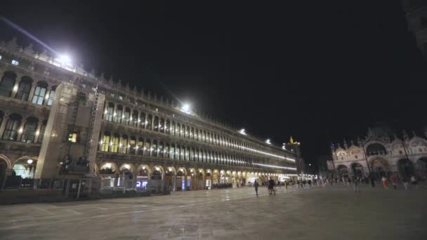 Quadro noturno da Praça de San Marco, Itália, Veneza. Panorama quadrado de San Marco. Turistas caminham em torno de San Marco à noite — Vídeo de Stock