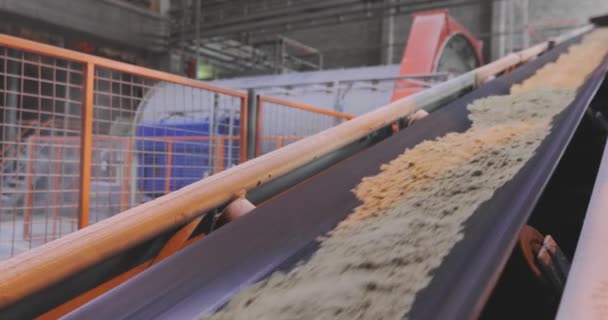 Förderband mit Sand und Metallkugeln. Förderbandlinie in der Fabrik — Stockvideo