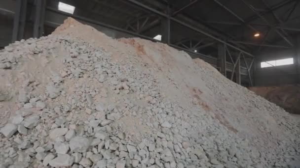 Una gran pila de arena y piedras. Material para la producción de hormigón aireado — Vídeos de Stock