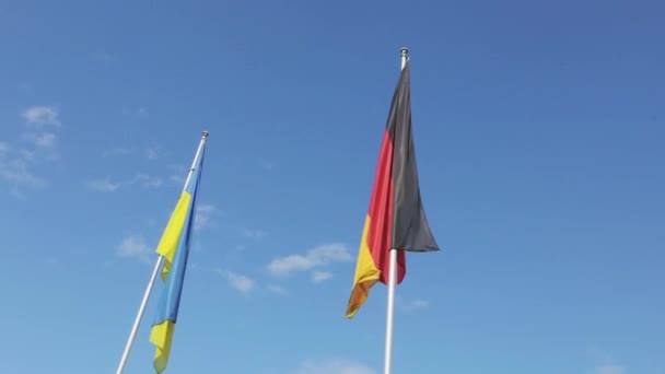 Bandiera ucraina e tedesca sventola isolata con cielo blu sullo sfondo. Germania, Deutschland — Video Stock