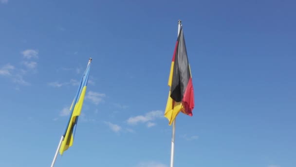 Bandeira ucraniana e alemã no fundo do céu. — Vídeo de Stock