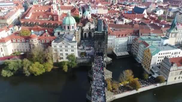 Utsikt ovanifrån över Prags stadsbild. Panoramautsikt ovanifrån över Pragborgen, floden Vltava, Karlsbron, Prag, oktober 2017 — Stockvideo