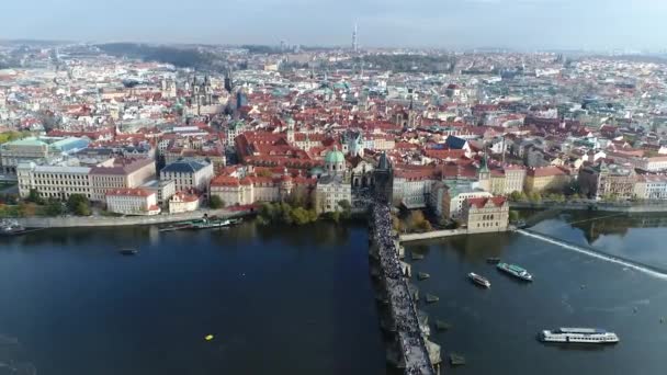 プラハ城の上からのパノラマビュー、街の空中、プラハの街並みの上からの眺め、街の上からのフライト、ヴルタヴァ川、カレル橋、プラハ — ストック動画