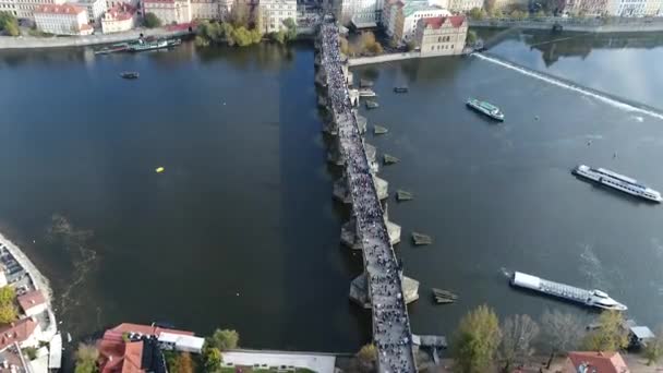 Panoramisch uitzicht van bovenaf op de Praagse Burcht, antenne van de stad, uitzicht van bovenaf op het stadsgezicht van Praag, vlucht over de stad, Vltava rivier, Karelsbrug, Praag — Stockvideo