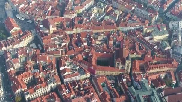 Veduta aerea del paesaggio urbano Praga, panorama paesaggistico dell'Europa dall'alto — Video Stock