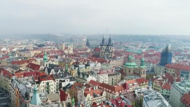 Tyn Church från luften, Prag. Panoramautsikt över Prag från luften — Stockvideo