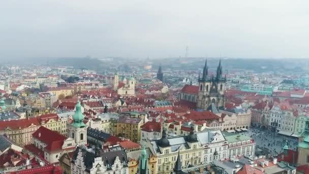 Place de la Vieille Ville de l'air. Vol au-dessus de Prague — Video