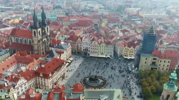 Rynek Starego Miasta z upływem czasu antenowego. Lot nad Pragą — Wideo stockowe