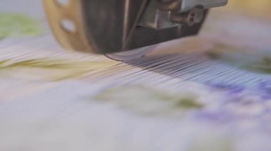 Duvar kağıdı üretimi, duvar kağıdı üretim süreci. Endüstriyel iç mekan. Taşıyıcı satırda duvar kağıdının hareketi