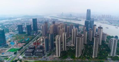 Havadan guacnzhou 'nun güzel panoramik manzarası binaların ve yolların üzerinden uçuyor. Arkadaki Guangzhou nehrinin üzerinden uçuyor.