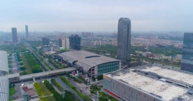 Çin İthalat ve İhracat Fuarı manzarası, genel plan. Pazhou Sergi Kompleksi üzerinde uçuş. Uluslararası Canton Fuarı. Hava görüntüsü. Pazhou Sergi Kompleksi