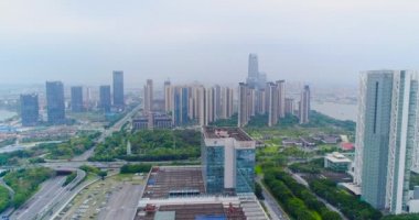 Çin İthalat ve İhracat Fuarı manzarası, genel plan. Pazhou Sergi Kompleksi üzerinde uçuş. Uluslararası Canton Fuarı. Hava görüntüsü. Pazhou Sergi Kompleksi