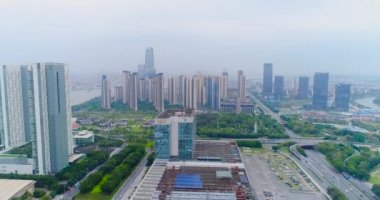 Uluslararası Canton Fuarı. Hava görüntüsü. Çin İthalat ve İhracat Fuarı manzarası, genel plan. Pazhou Sergi Kompleksi. Pazhou Sergi Kompleksi üzerinde uçuş
