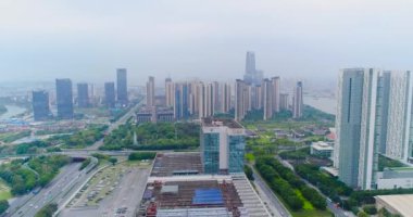Pazhou Sergi Kompleksi yakınlarında uçuş. Uluslararası Canton Fair fuarı sergisi sergi binasının havadan görünüşü. Pazhou Sergi Kompleksi üzerinde uçuş
