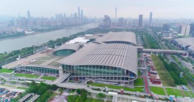 Çin İthalat ve İhracat Fuarı manzarası, genel plan. Pazhou Sergi Kompleksi üzerinde uçuş. Uluslararası Canton Fuarı. Hava görüntüsü. Pazhou Sergi Kompleksi