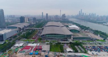 Pazhou Sergi Kompleksi yakınlarında uçuş. Uluslararası Canton Fuarı. Hava görüntüsü. Pazhou Sergi Kompleksi. Çin İthalat ve İhracat Fuarı