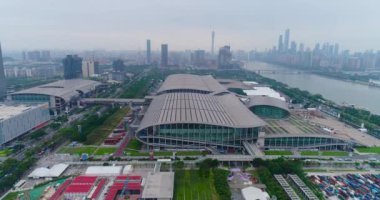 Pazhou Sergi Kompleksi yakınlarında uçuş. Uluslararası Canton Fuarı. Hava görüntüsü. Pazhou Sergi Kompleksi. Çin İthalat ve İhracat Fuarı