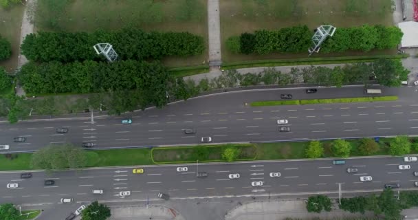 Hermosa carretera con un montón de coches. Vista superior de la carretera con mucho tráfico — Vídeos de Stock