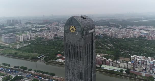 Nová krásná budova na pozadí starých obytných budov, čínské město ze vzduchu. Guangzhou, Čína, 2019 — Stock video