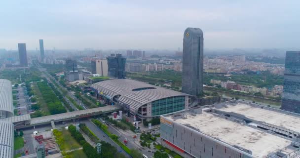 China Importación y exportación Vista justa desde la parte superior, el plan general. Vuelo sobre el complejo de exposiciones de Pazhou. Exposición internacional Feria de Cantón. Vista aérea. Complejo de Exposiciones de Pazhou — Vídeos de Stock