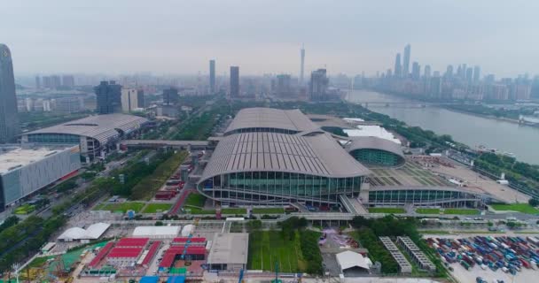 Let poblíž výstavního komplexu Pazhou. Mezinárodní výstava Canton Fair. Letecký pohled. Pazhou výstavní komplex. Čína Import a export veletrh — Stock video