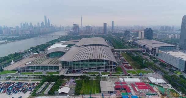 파주 전시실 근처를 비행중입니다. 국제 전시 캔 톤 페어 (Canton Fair) 에서 대기권 밖에 있는 전시회 건물의 모습을 볼 수있다. 파주 전시관 상공을 비행 함 — 비디오