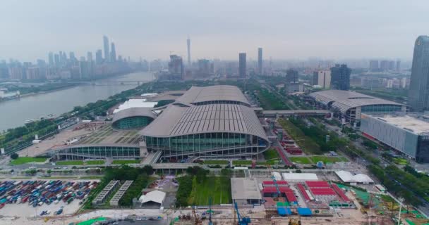 Let poblíž výstavního komplexu Pazhou. Mezinárodní výstava Kantonský veletrh pohled na budovu expozice ze vzduchu. Let nad výstavním komplexem Pazhou — Stock video