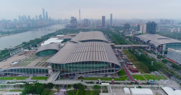 Flight near the Pazhou Exhibition Complex. International exhibition Canton Fair view of the building of the exhibition outside from the air. Flight over the Pazhou Exhibition Complex — Stock Video