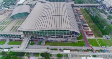 Pazhou Sergi Kompleksi yakınlarında uçuş. Uluslararası Canton Fair fuarı sergisi sergi binasının havadan görünüşü. Pazhou Sergi Kompleksi üzerinde uçuş