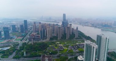 Havadan guacnzhou 'nun güzel panoramik manzarası binaların ve yolların üzerinden uçuyor. Arkadaki Guangzhou nehrinin üzerinden uçuyor.