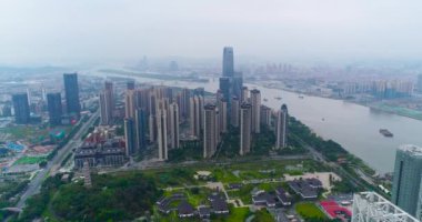 Havadan guacnzhou 'nun güzel panoramik manzarası binaların ve yolların üzerinden uçuyor. Arkadaki Guangzhou nehrinin üzerinden uçuyor.