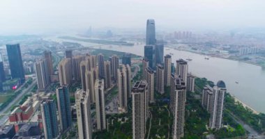 Havadan guacnzhou 'nun güzel panoramik manzarası binaların ve yolların üzerinden uçuyor. Arkadaki Guangzhou nehrinin üzerinden uçuyor.