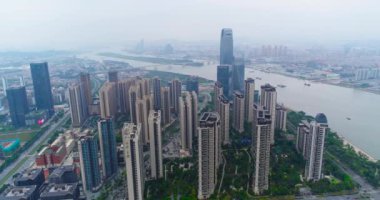 Havadan guacnzhou 'nun güzel panoramik manzarası binaların ve yolların üzerinden uçuyor. Arkadaki Guangzhou nehrinin üzerinden uçuyor.