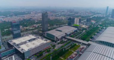Çin İthalat ve İhracat Fuarı manzarası, genel plan. Pazhou Sergi Kompleksi üzerinde uçuş. Uluslararası Canton Fuarı. Hava görüntüsü. Pazhou Sergi Kompleksi